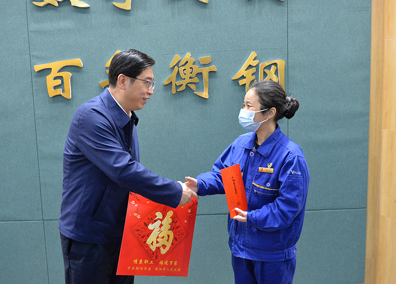 市委書記鄧群策慰問陽(yáng)冬華攝影 (5).JPG