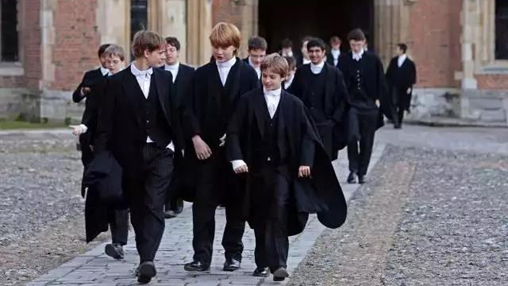 校服承擔(dān)育人功能，但為何中國(guó)校服卻承擔(dān)管理功能？