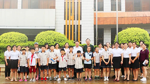 《南國(guó)早報(bào)》小記者團(tuán)走進(jìn)百裕集團(tuán)生產(chǎn)中心，探訪“學(xué)生裝”奧秘